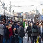 Een afbeelding van mensen die in Amsterdam, de hoofdstad van Nederland, de tram in en uit stappen op het station