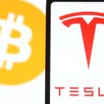 Het logo van Tesla naast het logo van bitcoin