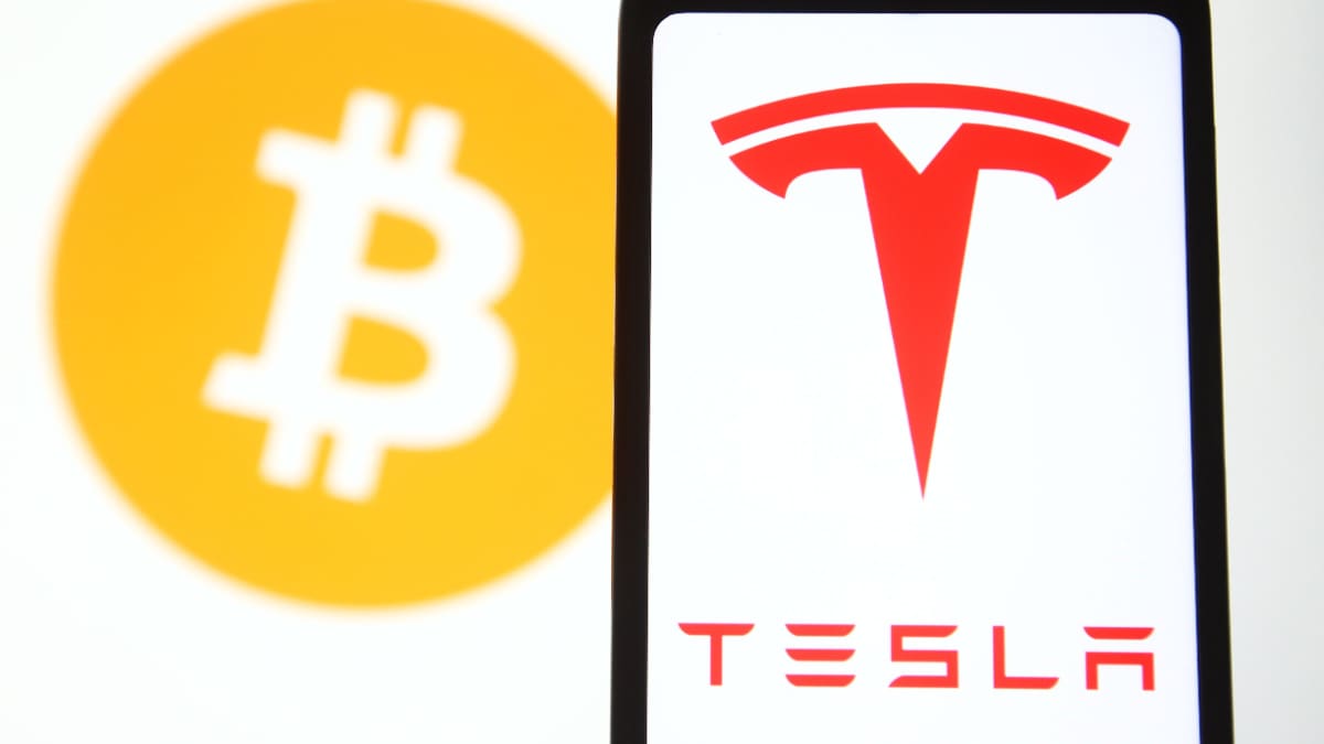Het logo van Tesla naast het logo van bitcoin