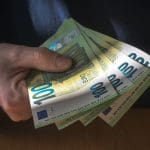 Man geeft honderden euros weg