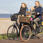 Moeders op fietsen