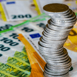 Stapel euromunten en biljetten