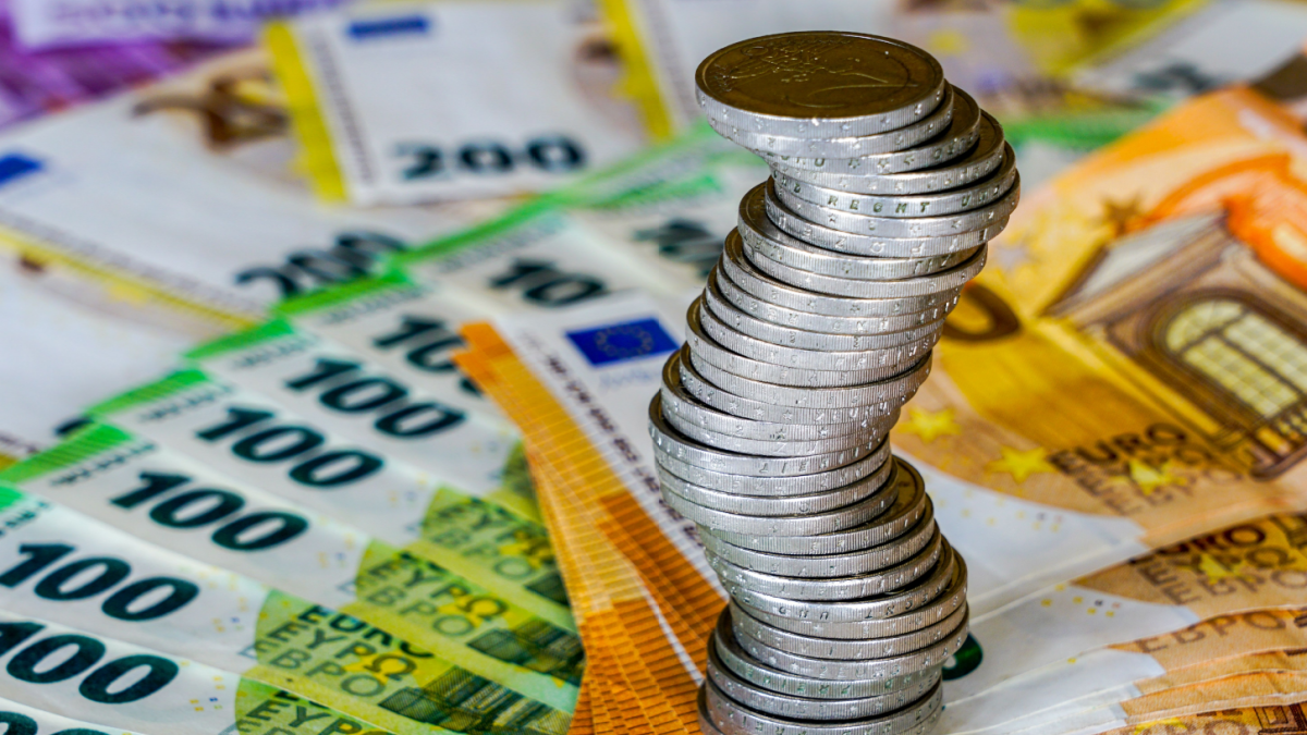 Stapel euromunten en biljetten