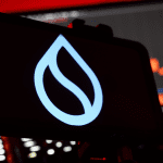 Sui logo op mobiel met dalende koersgrafiek