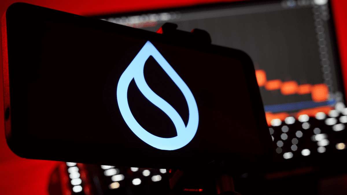 Sui logo op mobiel met dalende koersgrafiek