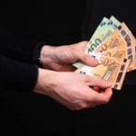 Zoveel krijgt een alleenstaande (18+) per maand aan inkomen en toeslagen