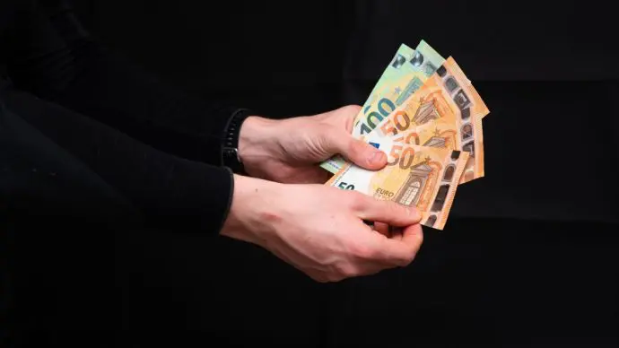 Zoveel krijgt een alleenstaande (18+) per maand aan inkomen en toeslagen