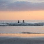 zwemmers in kalme zee