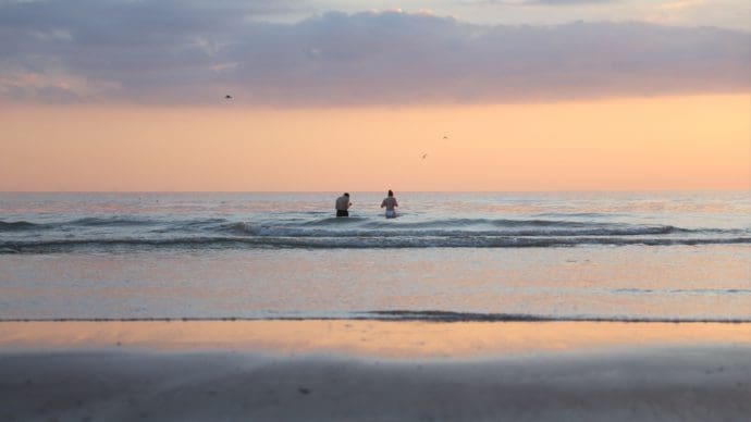 zwemmers in kalme zee