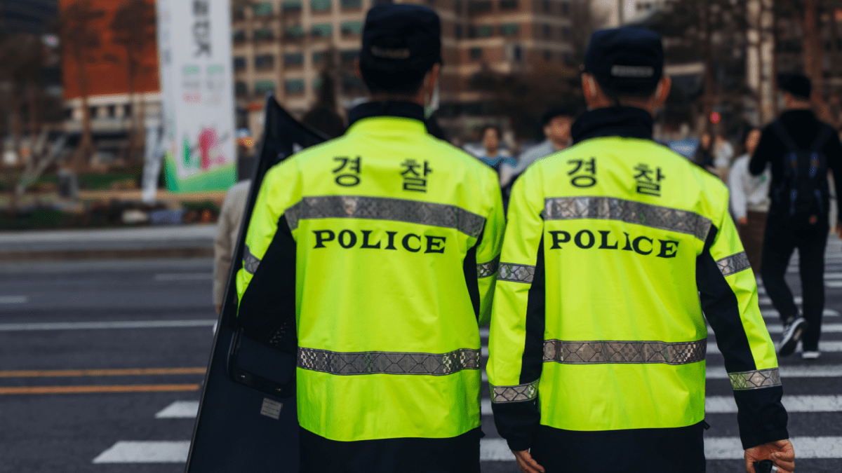 2 Zuid-Koreaanse politie-agenten