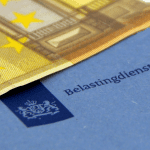 Belastingdienstbrief met eurobiljet