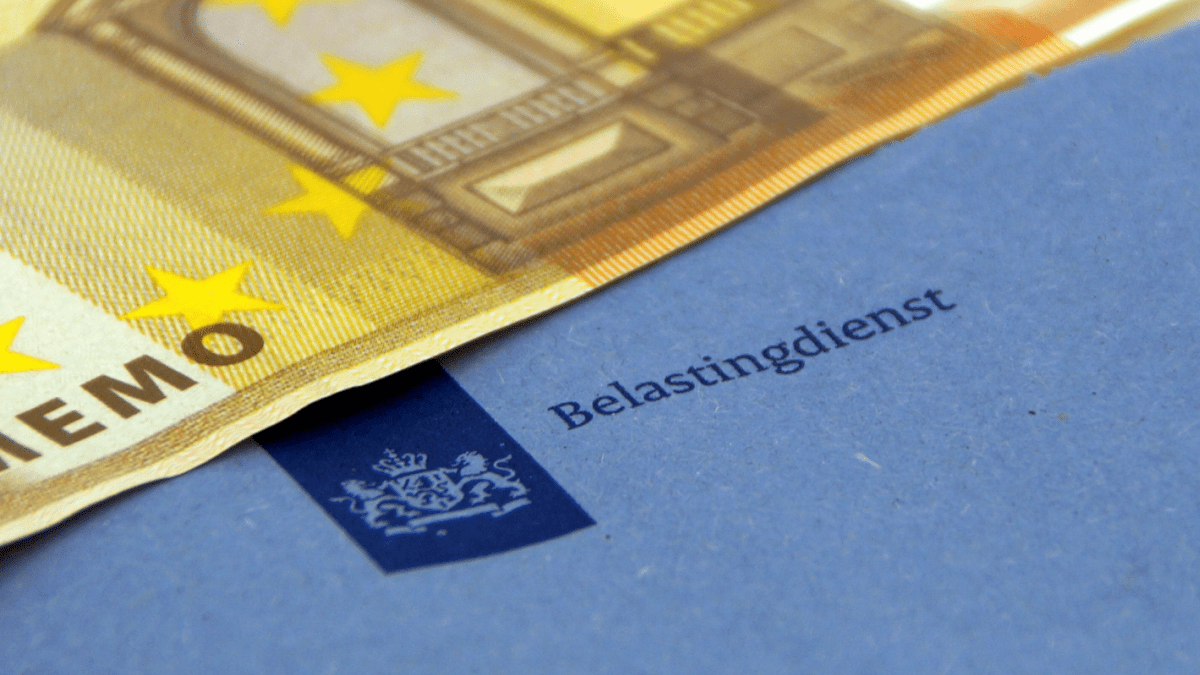 Belastingdienstbrief met eurobiljet