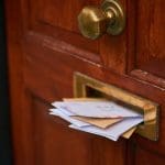 Brieven in een brievenbus bij de voordeur