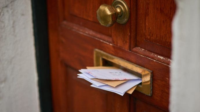 Brieven in een brievenbus bij de voordeur