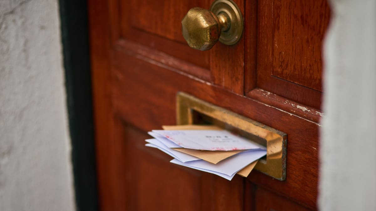 Brieven in een brievenbus bij de voordeur