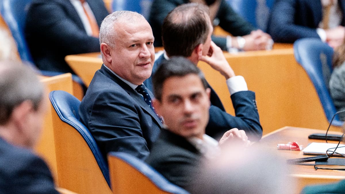 Een afbeelding van Isa Kahraman (NSC) en Rob Jetten (D66) tijdens het plenaire debat in de Tweede Kamer, Den Haag