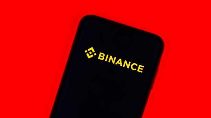 Een afbeelding van cryptobeurs Binance met een rode achtergrond die paniek of een probleem indiceert