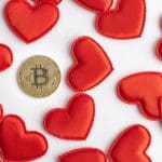 Een afbeelding van een bitcoin (BTC) munt tussen allemaal valentijn hartjes