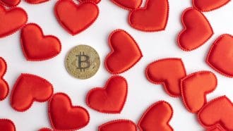Een afbeelding van een bitcoin (BTC) munt tussen allemaal valentijn hartjes