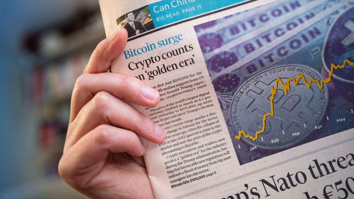 Een afbeelding van een krant met daarop nieuws over crypto en bitcoin die hard aan het stijgen zijn