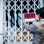 Een afbeelding van een man die een zaak aan het afsluiten is