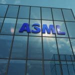 Een afbeelding van het logo van ASML op een kantoorgebouw