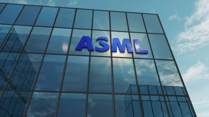 Een afbeelding van het logo van ASML op een kantoorgebouw