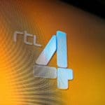 Een afbeelding van het logo van RTL 4 op een beeldscherm, de zender achter Goede Tijden Slechte Tijden (GTST)
