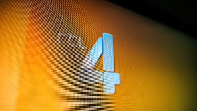Een afbeelding van het logo van RTL 4 op een beeldscherm, de zender achter Goede Tijden Slechte Tijden (GTST)