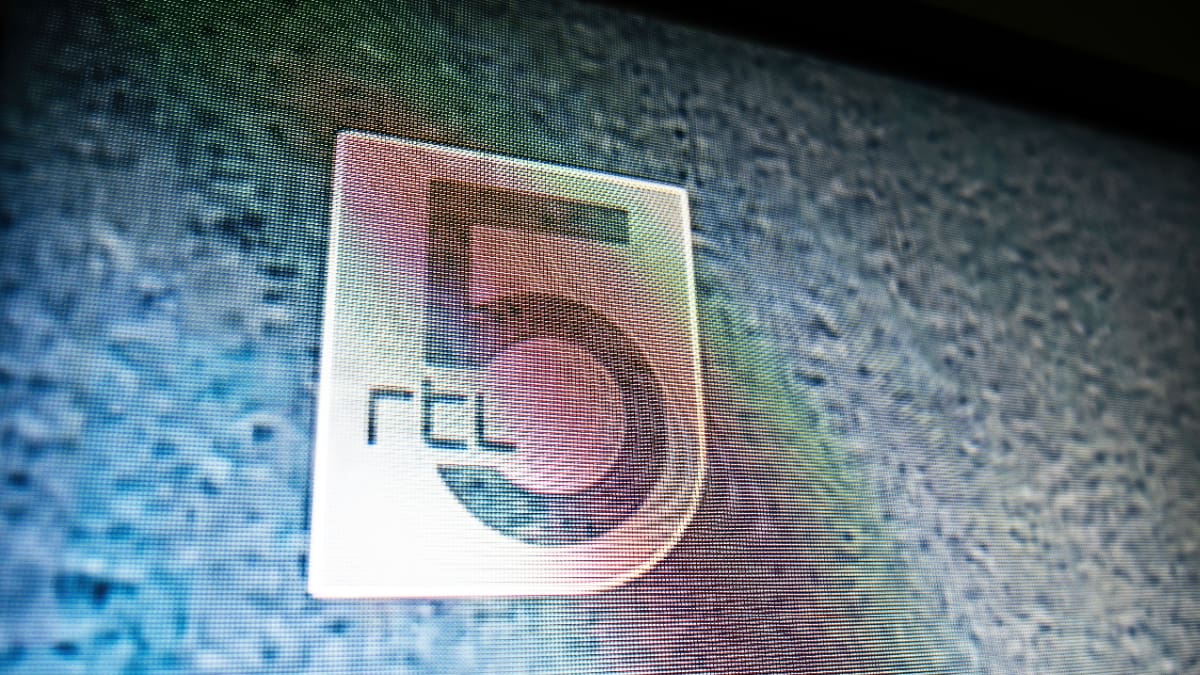 Een afbeelding van het logo van rtl 5, de zender waar robert jensen presentator was van zijn eigen programma