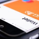 Een digitale wallet met een betaalkaart van de Nederlandse bank ING erin