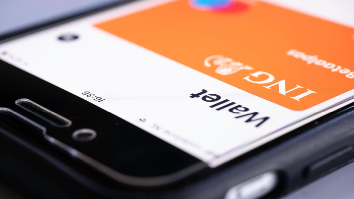 Een digitale wallet met een betaalkaart van de Nederlandse bank ING erin