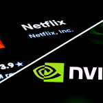 Een split image van het logo van Netflix (links) en het logo van nvidia (rechts), streaming dienst versus tech chip fabrikant