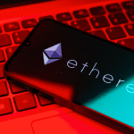 Ethereum logo op mobiel met rode achtergrond