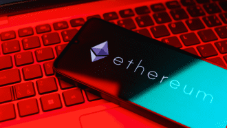 Ethereum logo op mobiel met rode achtergrond