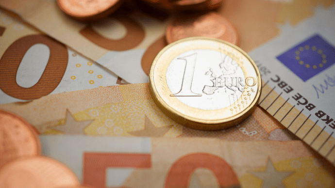 Foto van een euromunt en eurobiljetten