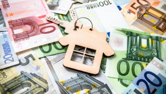 Huissleutel en eurobiljetten