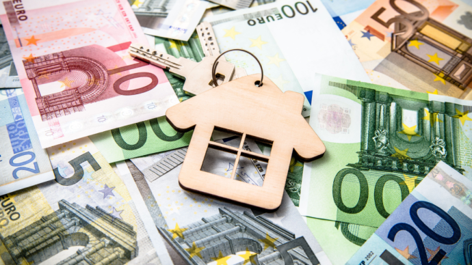 Huissleutel en eurobiljetten