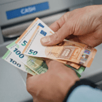 Man neemt eurobiljetten op van pinautomaat