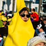 Mevrouw in bananenpak