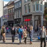 Nederlanders in winkelstraat in Arnhem