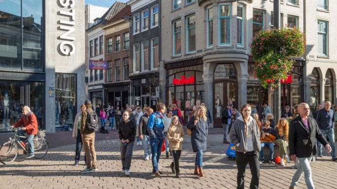 Nederlanders in winkelstraat in Arnhem