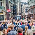 Nederlanders in een winkelstraat