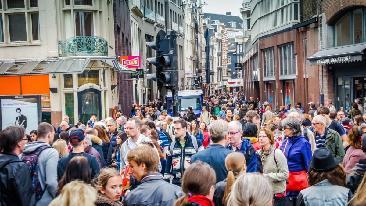 Nederlanders in een winkelstraat