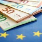 Stapel euro biljetten en EU vlag