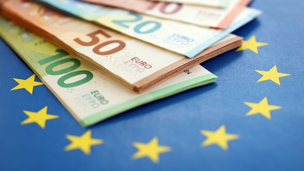 Stapel euro biljetten en EU vlag