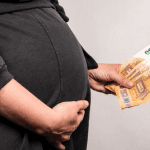 Zwangere vrouw met euro biljetten