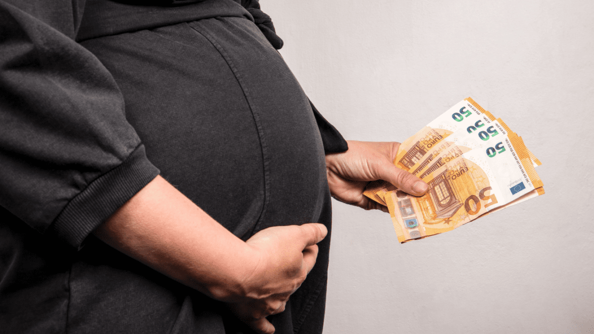 Zwangere vrouw met euro biljetten