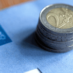 blauwe belastingbrief en euromunten