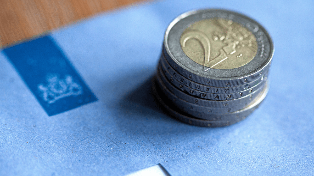 blauwe belastingbrief en euromunten